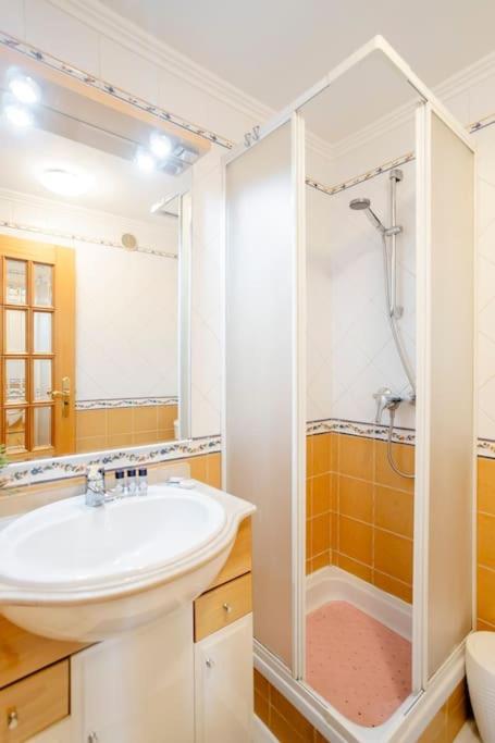 Apartment Em Lisboa, Perto De Sintra Fontainhas (Lisbon)